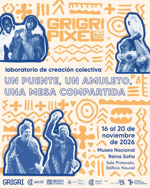 Cartel vertical con fondo crema y un patrón de símbolos geométricos en naranja (cruces, círculos, líneas onduladas, puntadas y trazos).

En la parte superior, en letras naranjas, el título GRIGRI PIXEL, con un pequeño recuadro que indica 10 AÑOS. A ambos lados del título hay dos fotografías en azul duotono con contorno azul oscuro: a la izquierda dos personas sonrientes, una con capucha; a la derecha una persona que sostiene un objeto redondo sobre la cabeza.

En azul, la línea laboratorio de creación colectiva. Debajo, en letras azules con relleno blanco, el texto UN PUENTE, UN AMULETO, UNA MESA COMPARTIDA.

En la parte inferior izquierda, otra fotografía en azul duotono con contorno oscuro que muestra a dos personas, una con tocado y otra con el brazo levantado.

A la derecha, en azul, los datos: 16 al 20 de noviembre de 2026, Museo Nacional Reina Sofía, Sala Protocolo, Edificio Nouvel.

En la franja inferior, sobre fondo blanco, aparece el logo GRIGRI en azul junto a varios logotipos de entidades colaboradoras: aecid, Museo de Sitio, un escudo institucional, aecid cultura, Bata, CASA ÁFRICA y FONDATION DE L'ENSEIGNEMENT POUR LA DÉMOCRATIE.